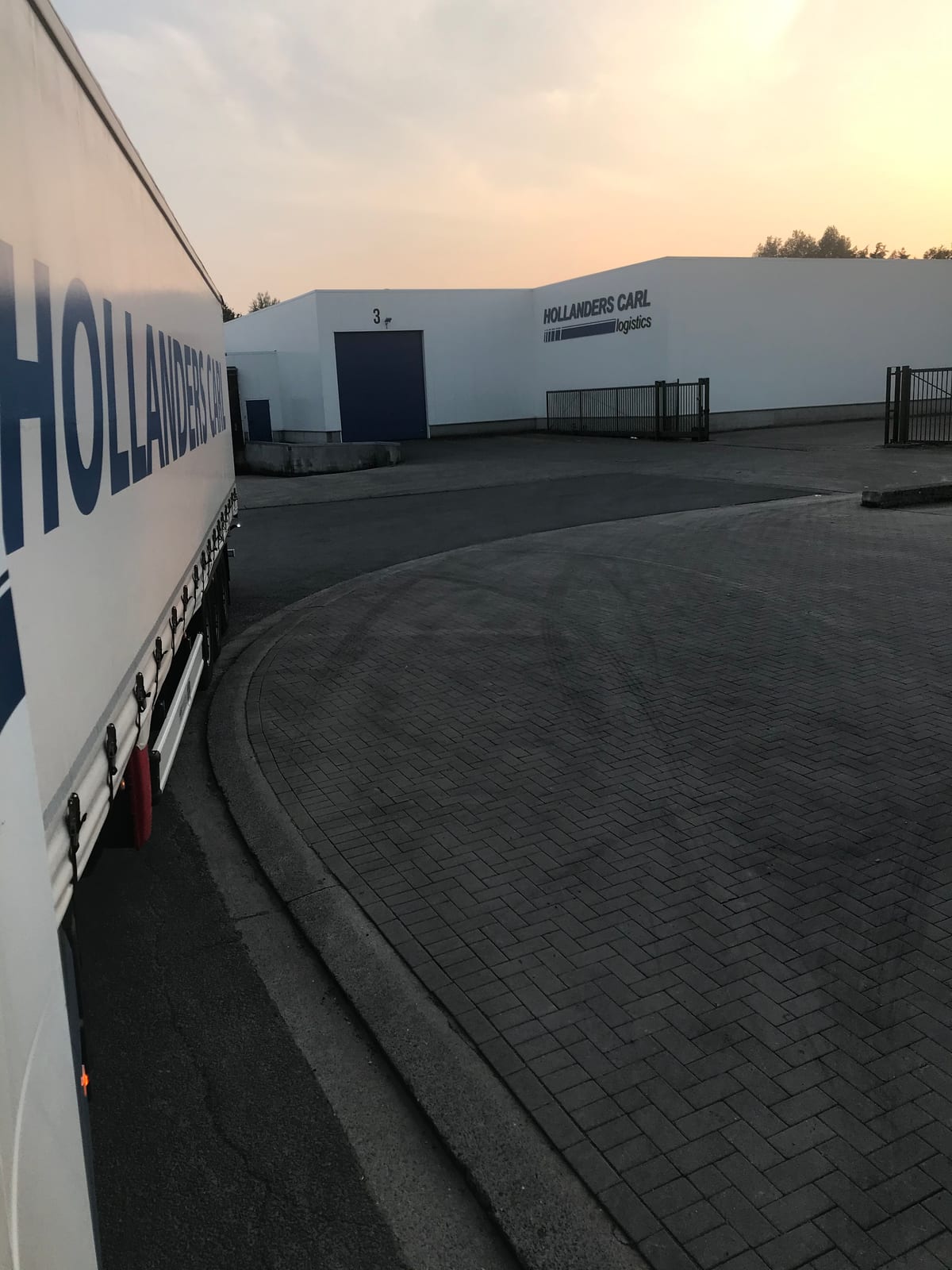 Hollanders Carl magazijn met vrachtwagen voor de opslagloods
