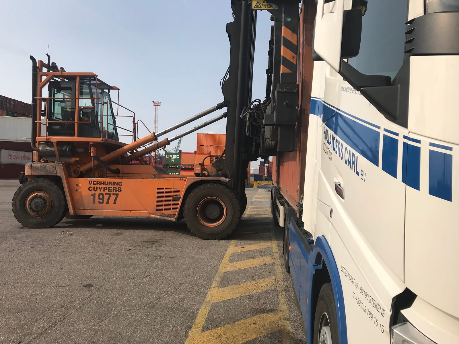 Hollanders Carl truck met container onderweg