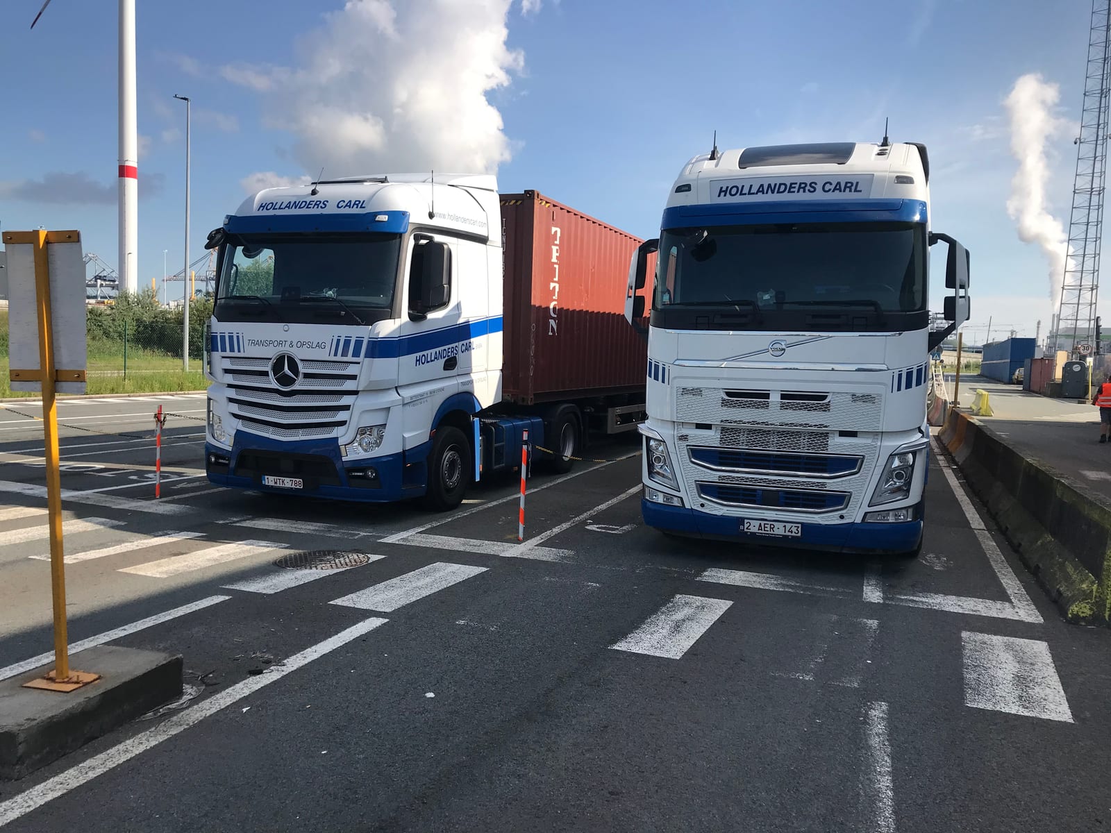 Wegtransport van containers door Hollanders Carl